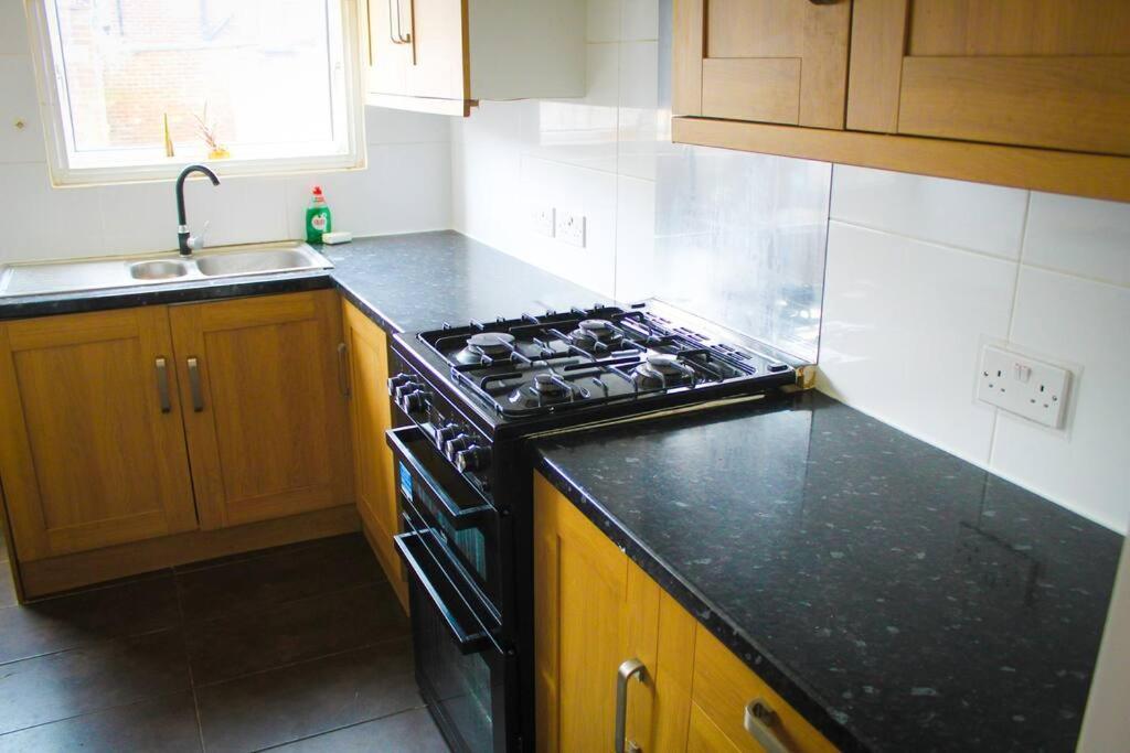 Villa House In Colnbrook Near Windsor & Heathrow Extérieur photo