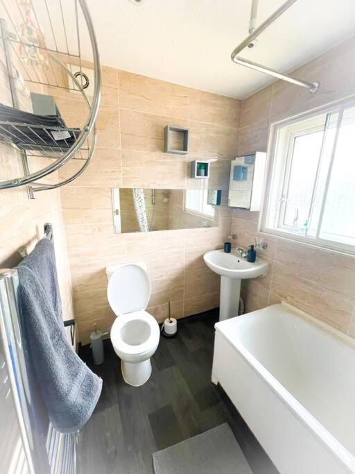 Villa House In Colnbrook Near Windsor & Heathrow Extérieur photo